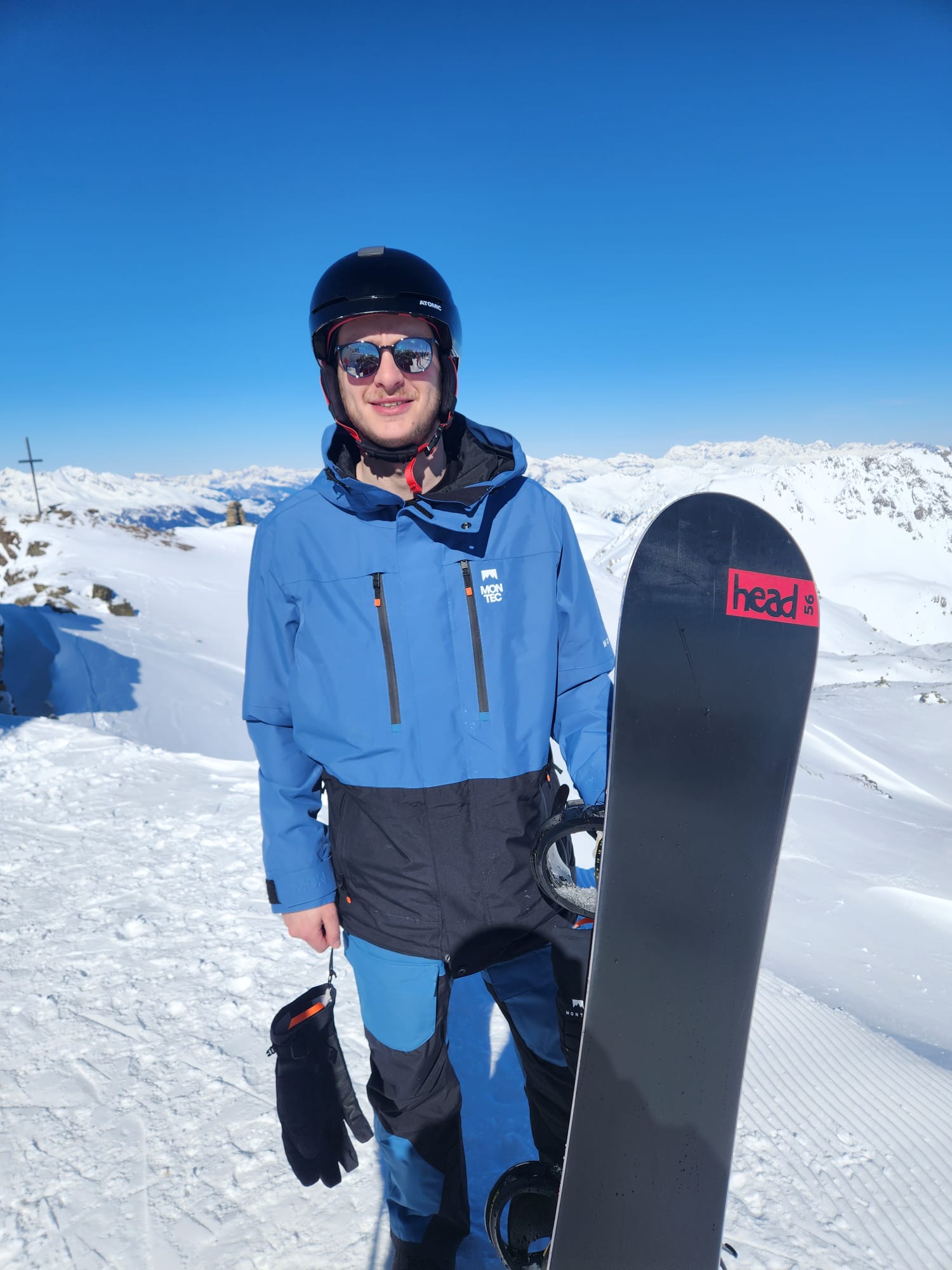Efraim Dunner with a snowboard